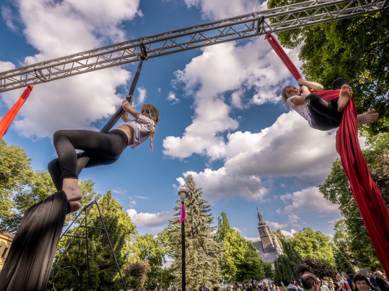 Vystoupení Diod Sokol Jihlava Alenka v říši divů ve Smetanových sadech